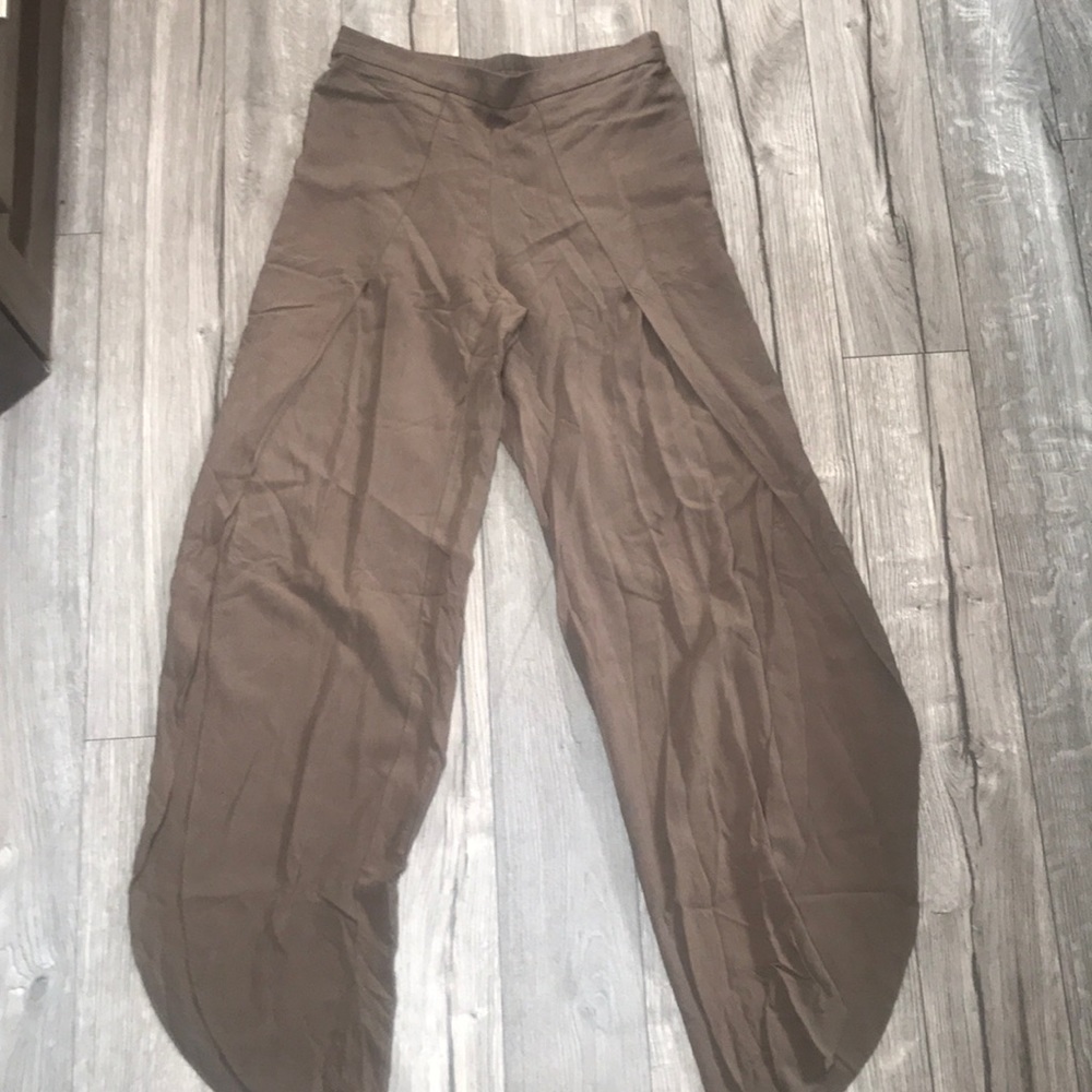 (W) Boho Capri pant. Army green. Size S